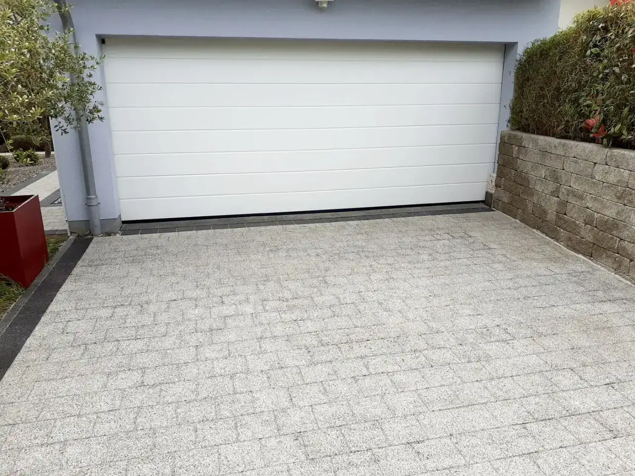 Nachher: Einfahrt/Garagenvorplatz Betonpflaster, Zustand nach der Reinigung