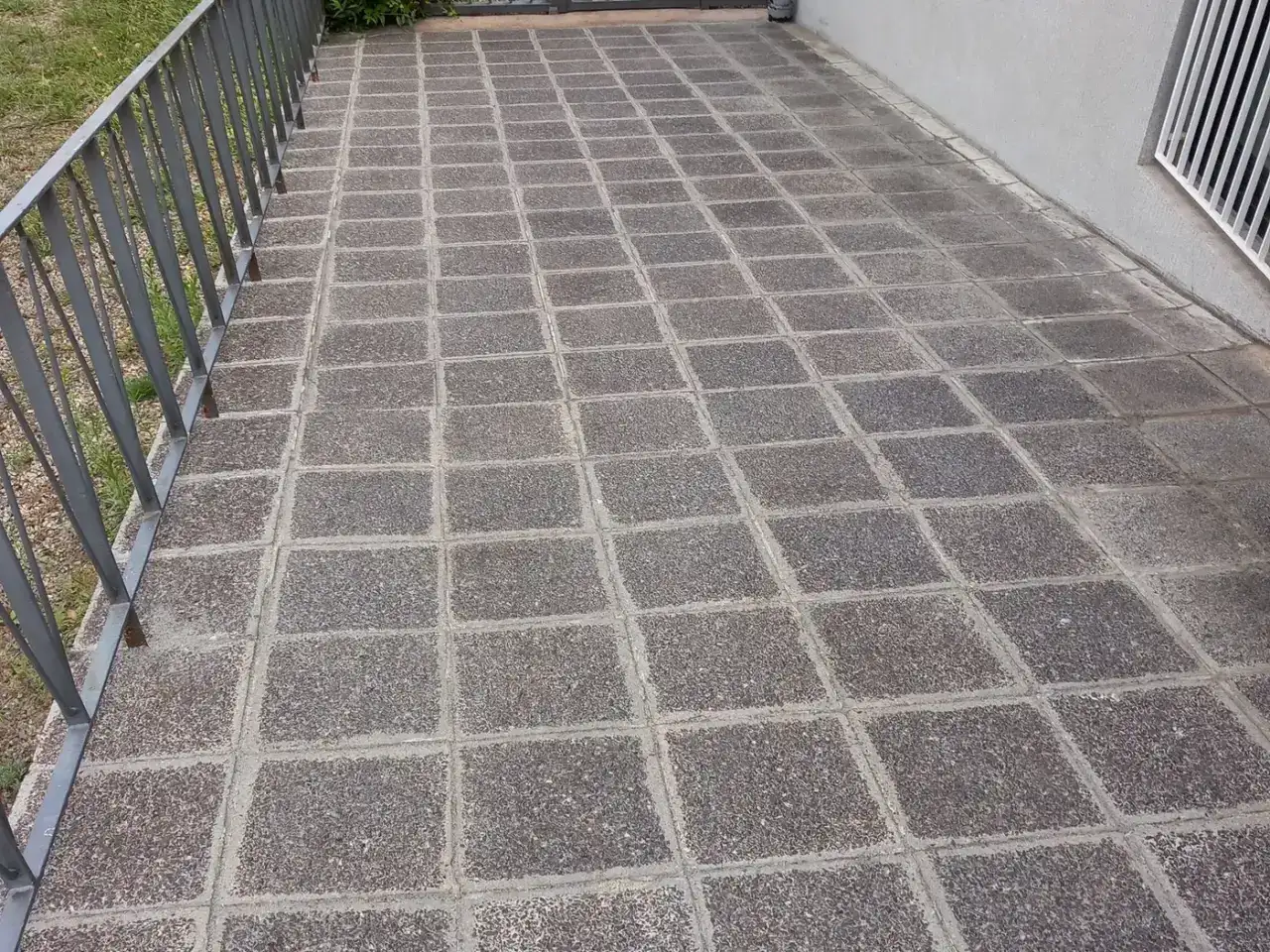 Nachher: Zufahrt/Rampe Betonplatten mit Geländer, Zustand nach der Reinigung