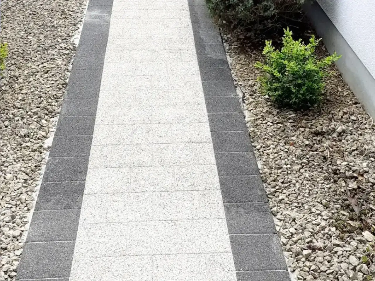 Nachher: Gartenweg Betonpflaster mit Randstreifen, Zustand nach der Reinigung