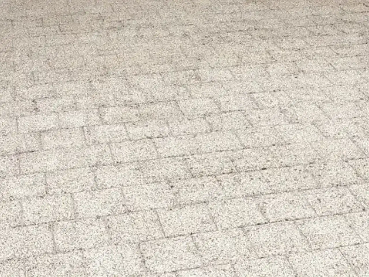 Nachher: Fläche aus grauem Rechteckpflaster, gleichmäßig hell, ohne Flecken und mit sauberen Fugen