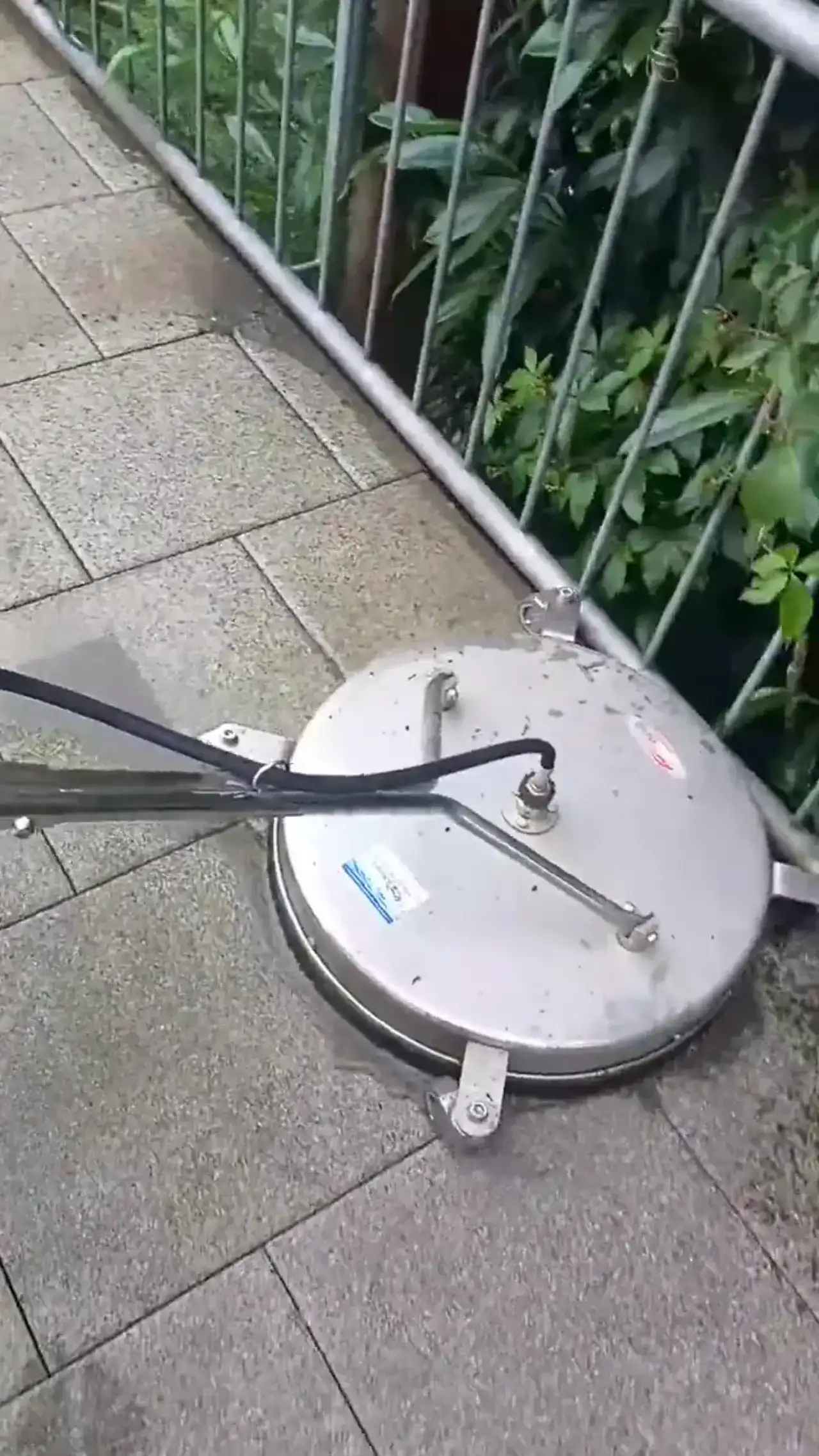 Geschlossener Flächenreiniger auf Steinplatten, Aufnahme aus einem HD-Reinigungseinsatz