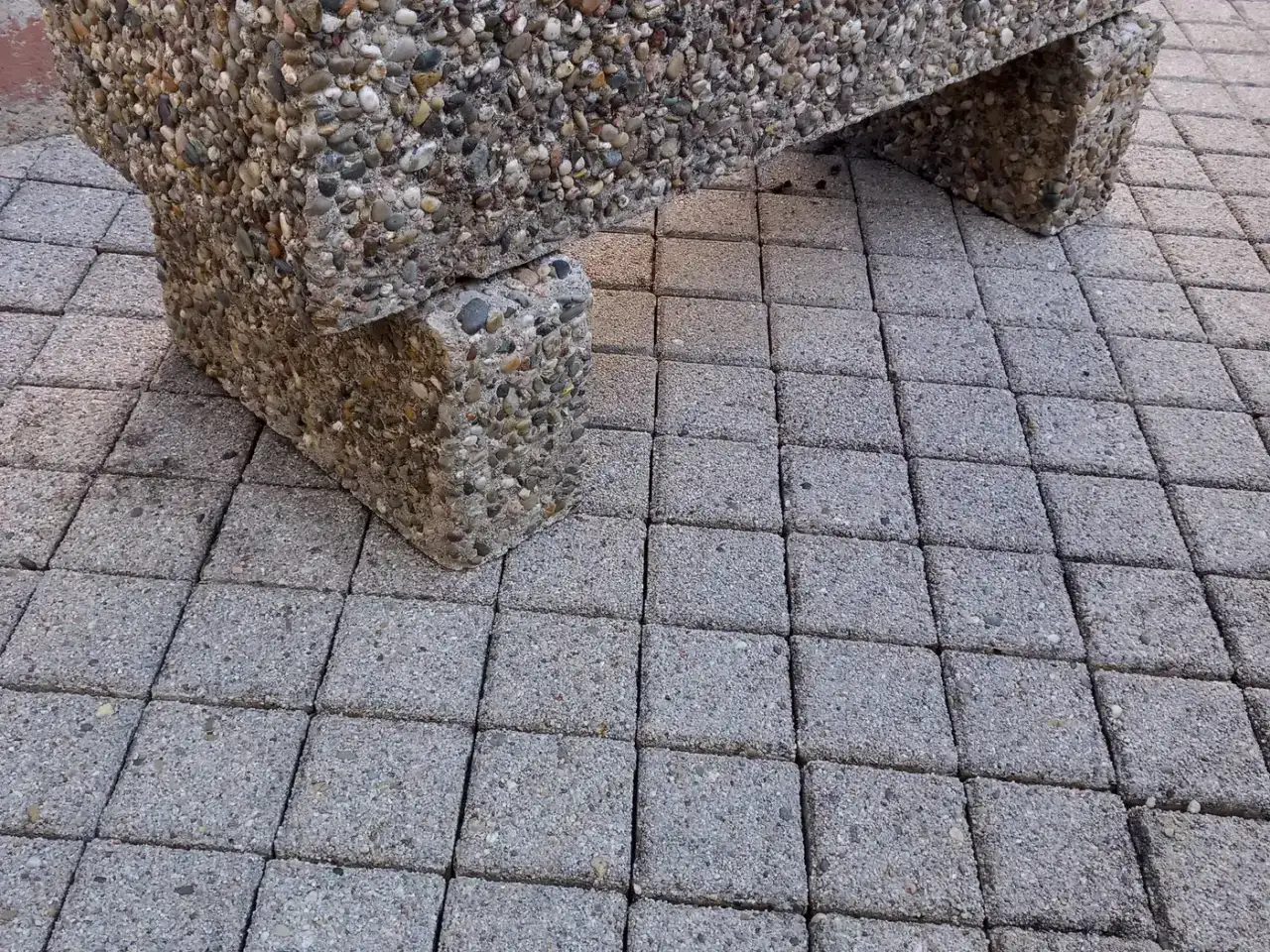 Nachher: Waschbeton-Pflanztrog auf Terrasse/Hof, Zustand nach der Reinigung