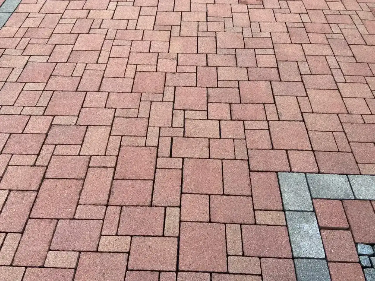 Gereinigte Fläche aus rotem Mehrformatpflaster vor einem Wohnhaus