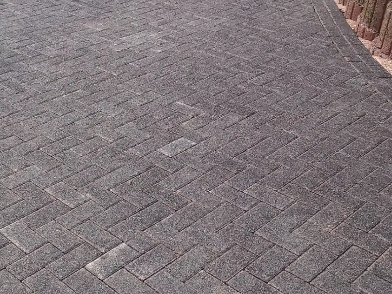 Gereinigte Hoffläche aus Betonpflaster direkt am Haus